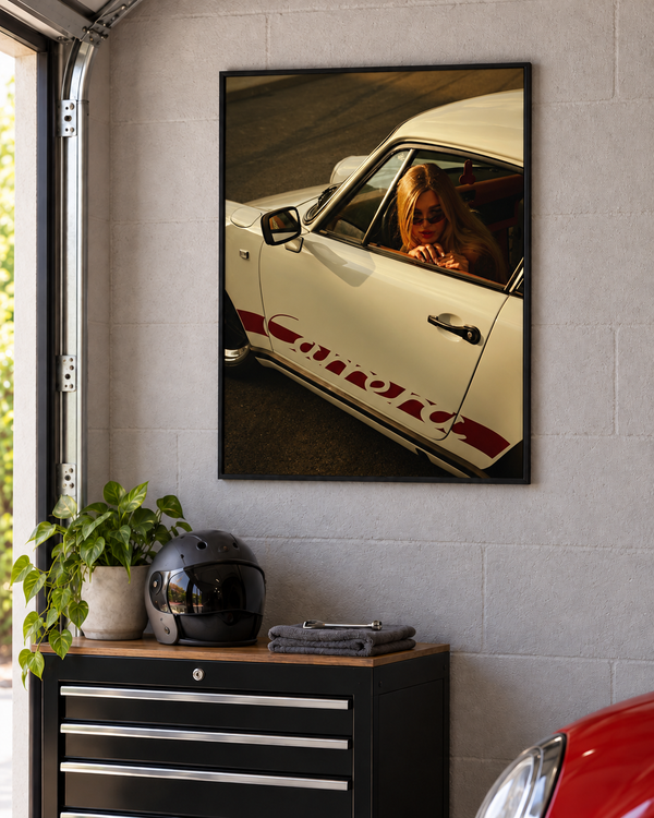 Carrera Golden Hour – retro poster v čiernom ráme na stene garáže