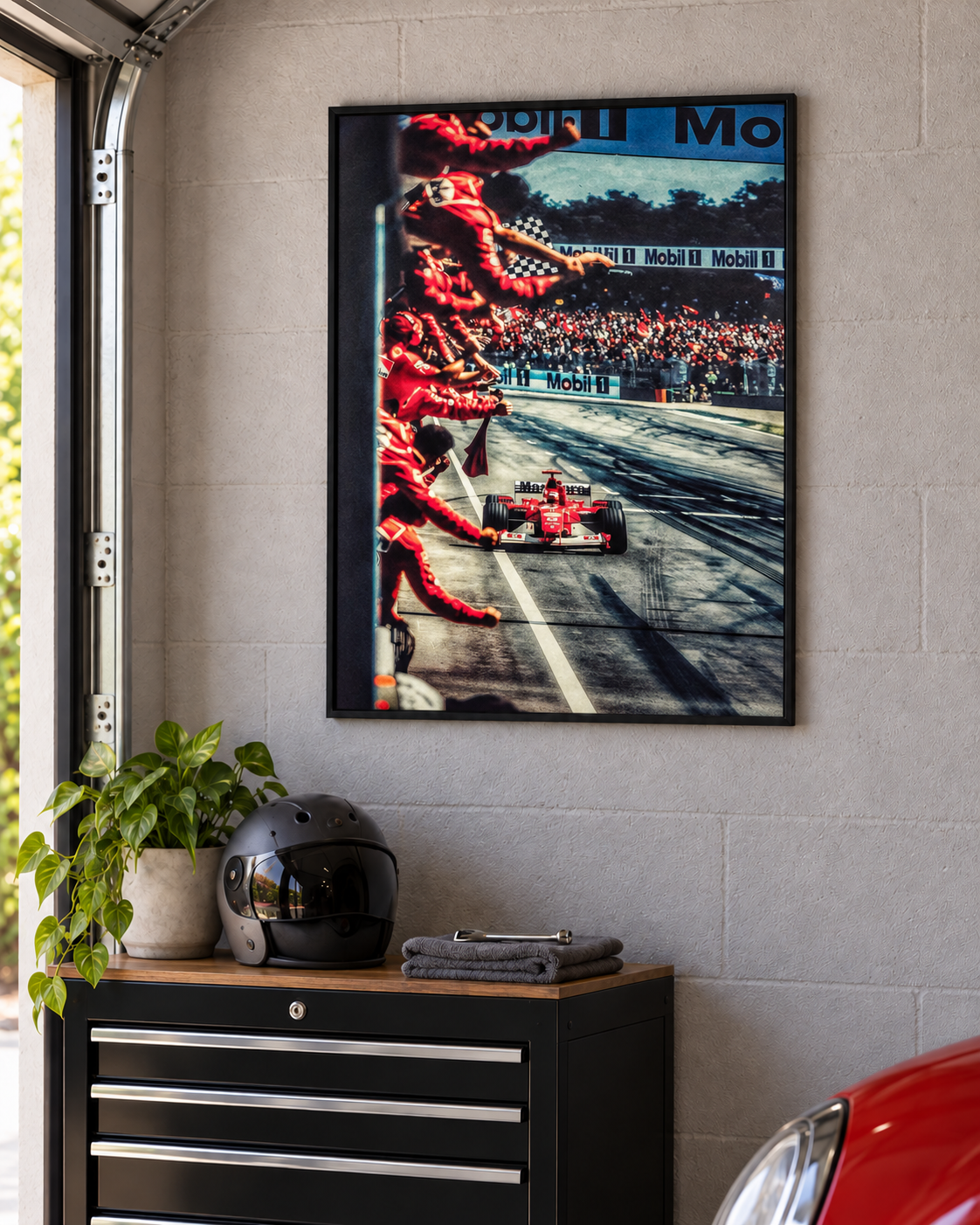 Victory Lane – F1 poster v čiernom ráme na stene garáže