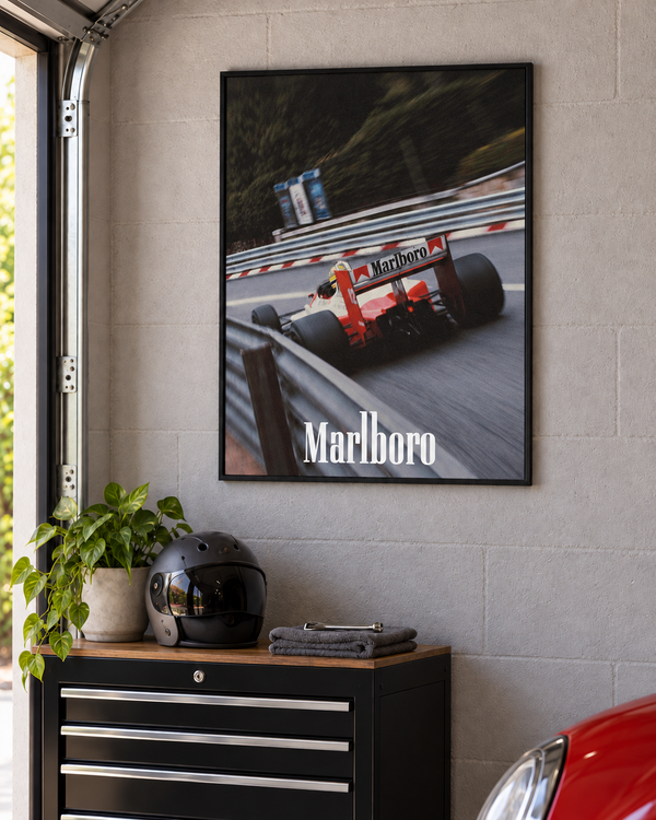 Monaco Marlboro – retro F1 poster v čiernom ráme na stene garáže