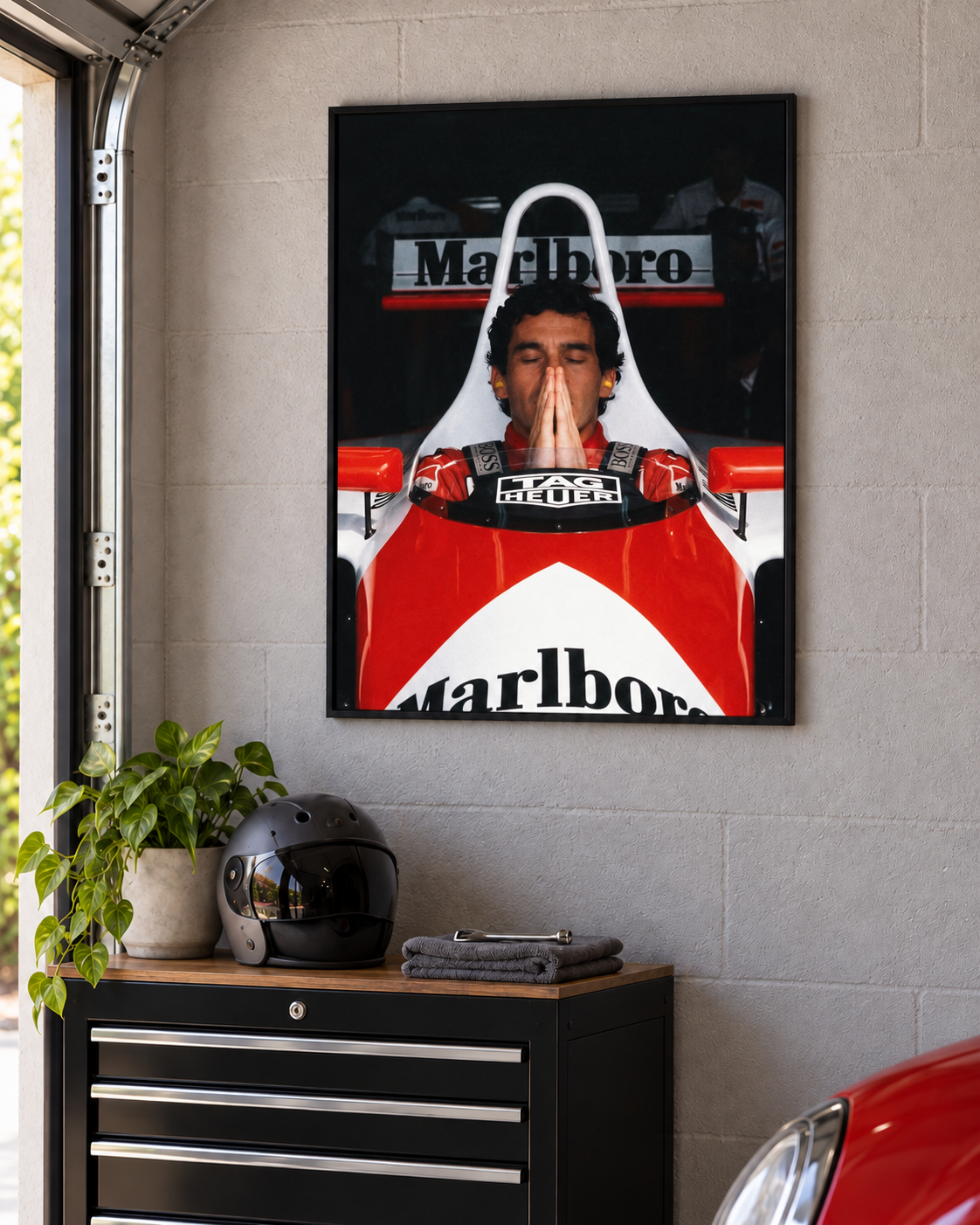 Pred štartom – retro F1 poster v čiernom ráme na stene garáže