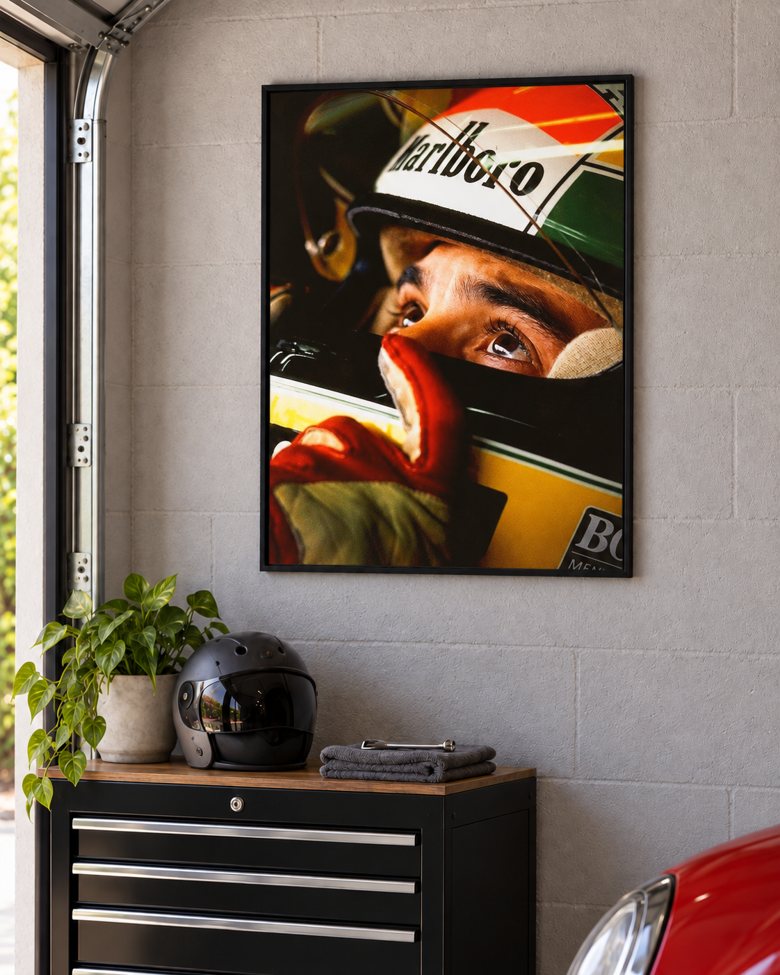 The Look – retro F1 poster v čiernom ráme na stene garáže