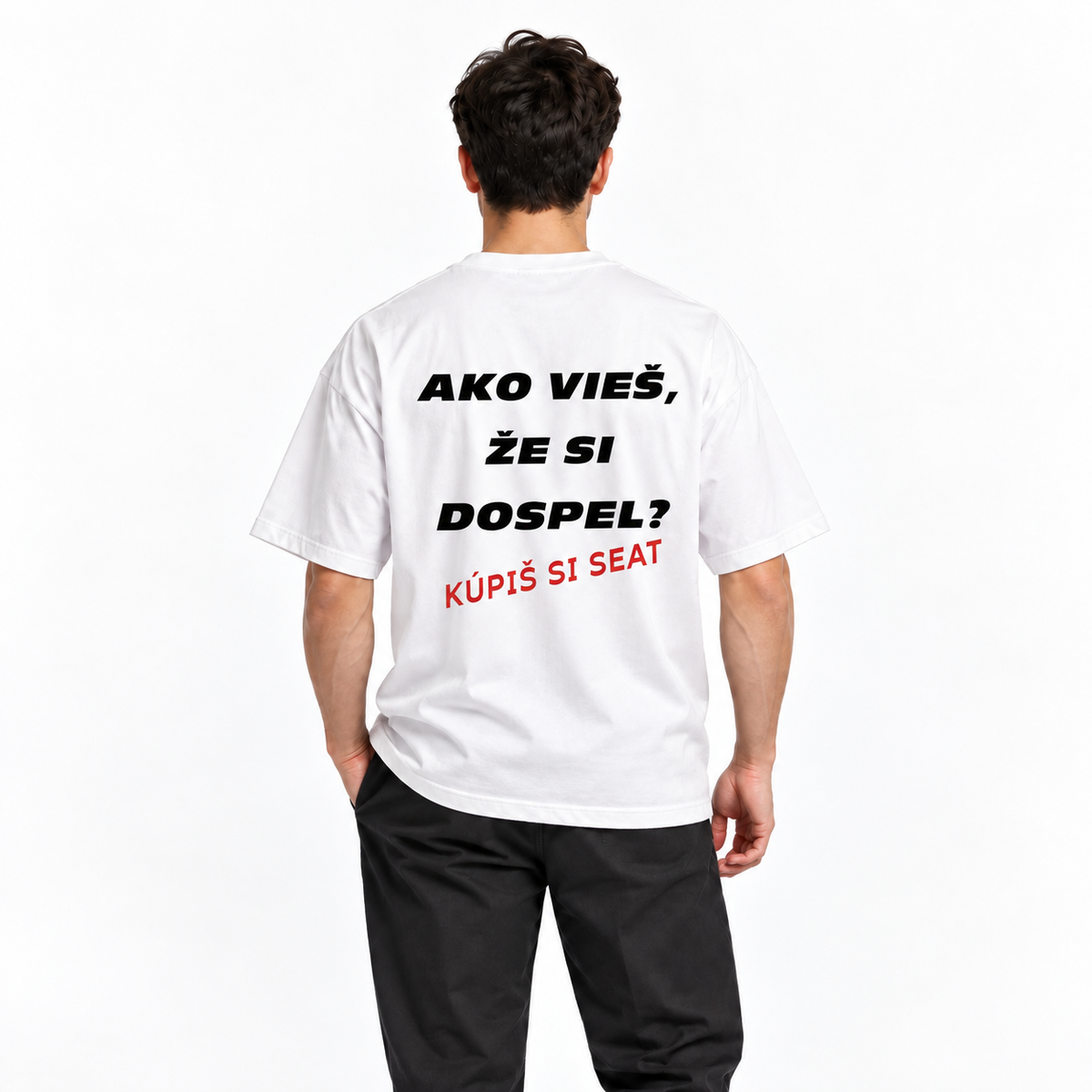 Ako vieš, že si dospel? Kúpiš si Seat – biele oversized tričko na postave, pohľad zozadu