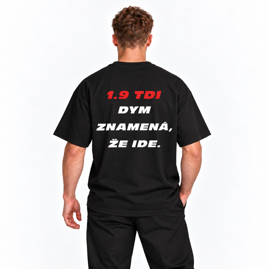 1.9 TDI – dym znamená, že ide – čierne oversized tričko na postave, pohľad zozadu