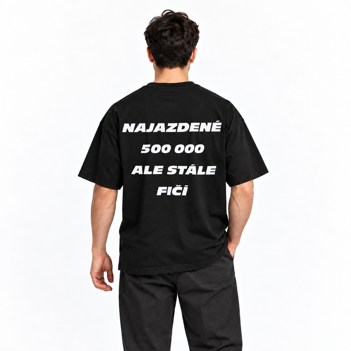 Najazdené 500 000, ale stále fičí – čierne oversized tričko na postave, pohľad zozadu