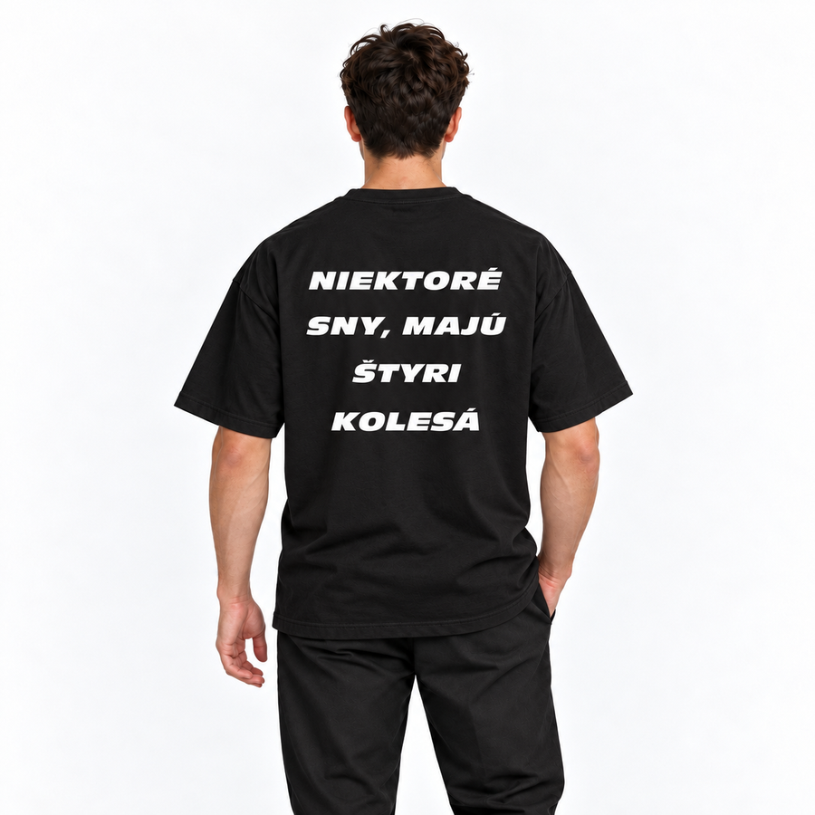 Niektoré sny majú štyri kolesá – čierne oversized tričko na postave, pohľad zozadu