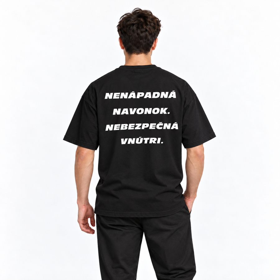 Nenápadná navonok. Nebezpečná vnútri – čierne oversized tričko na postave, pohľad zozadu