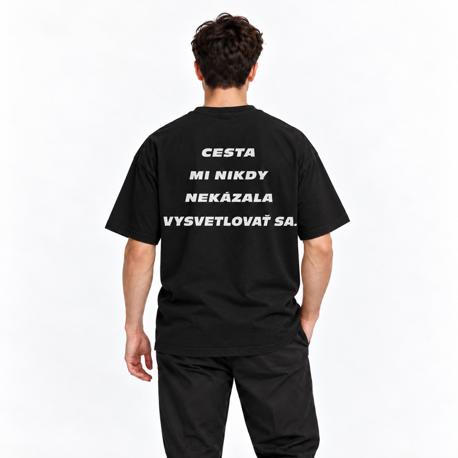 Cesta mi nikdy nekázala vysvetľovať sa – čierne oversized tričko na postave, pohľad zozadu