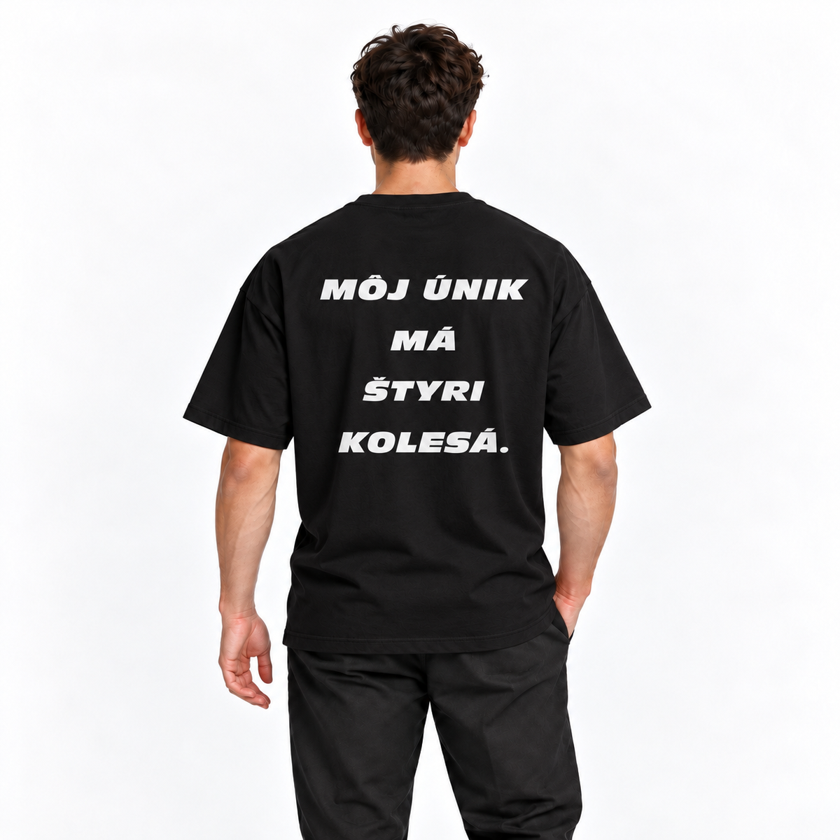 Môj únik má štyri kolesá – čierne oversized tričko na postave, pohľad zozadu