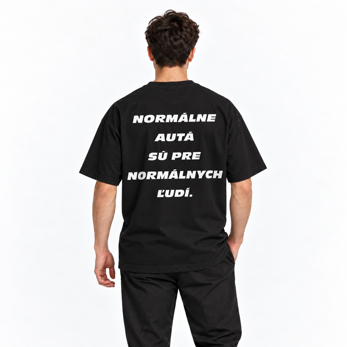 Normálne autá sú pre normálnych ľudí – čierne oversized tričko na postave, pohľad zozadu