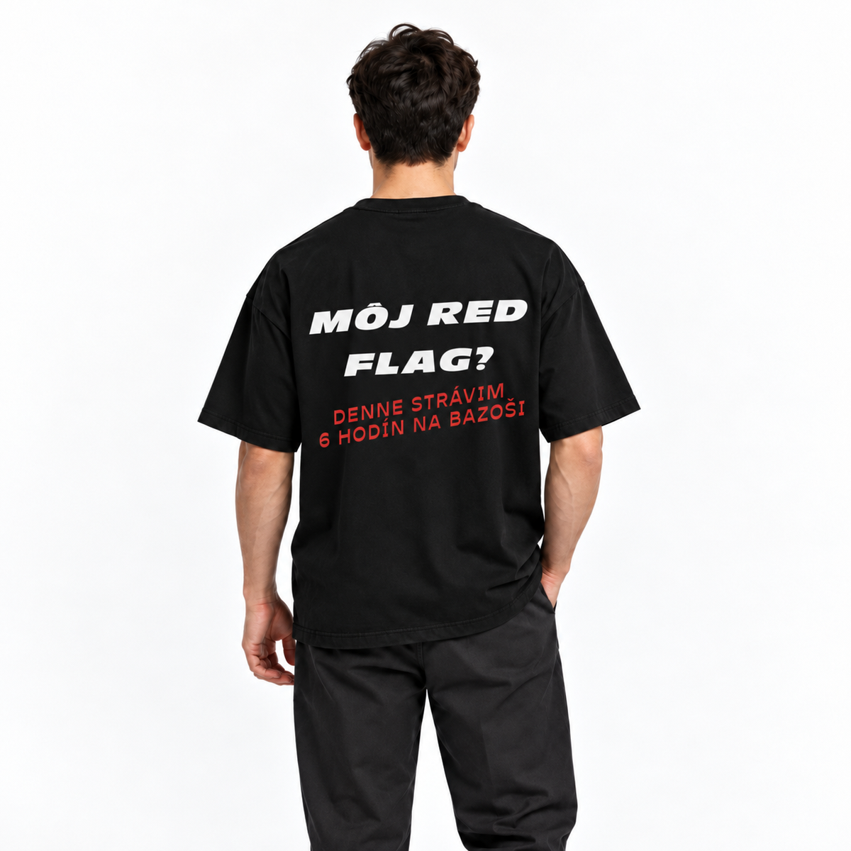 Môj red flag? Denne strávim 6 hodín na Bazoši – čierne oversized tričko na postave, pohľad zozadu