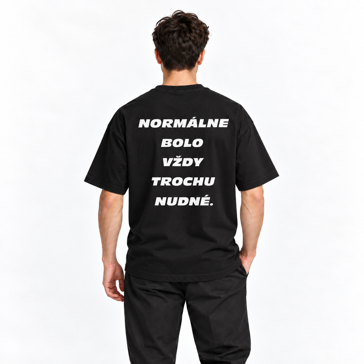 Normálne bolo vždy trochu nudné – čierne oversized tričko na postave, pohľad zozadu