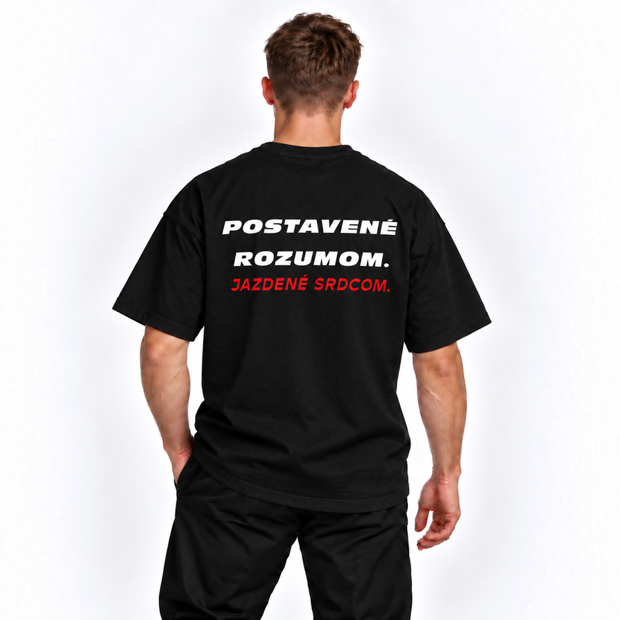 Postavené rozumom. Jazdené srdcom – čierne oversized tričko na postave, pohľad zozadu