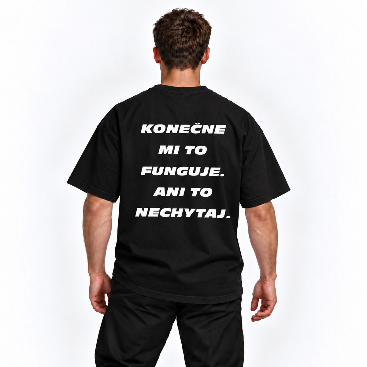 Konečne mi to funguje. Ani to nechytaj – čierne oversized tričko na postave, pohľad zozadu