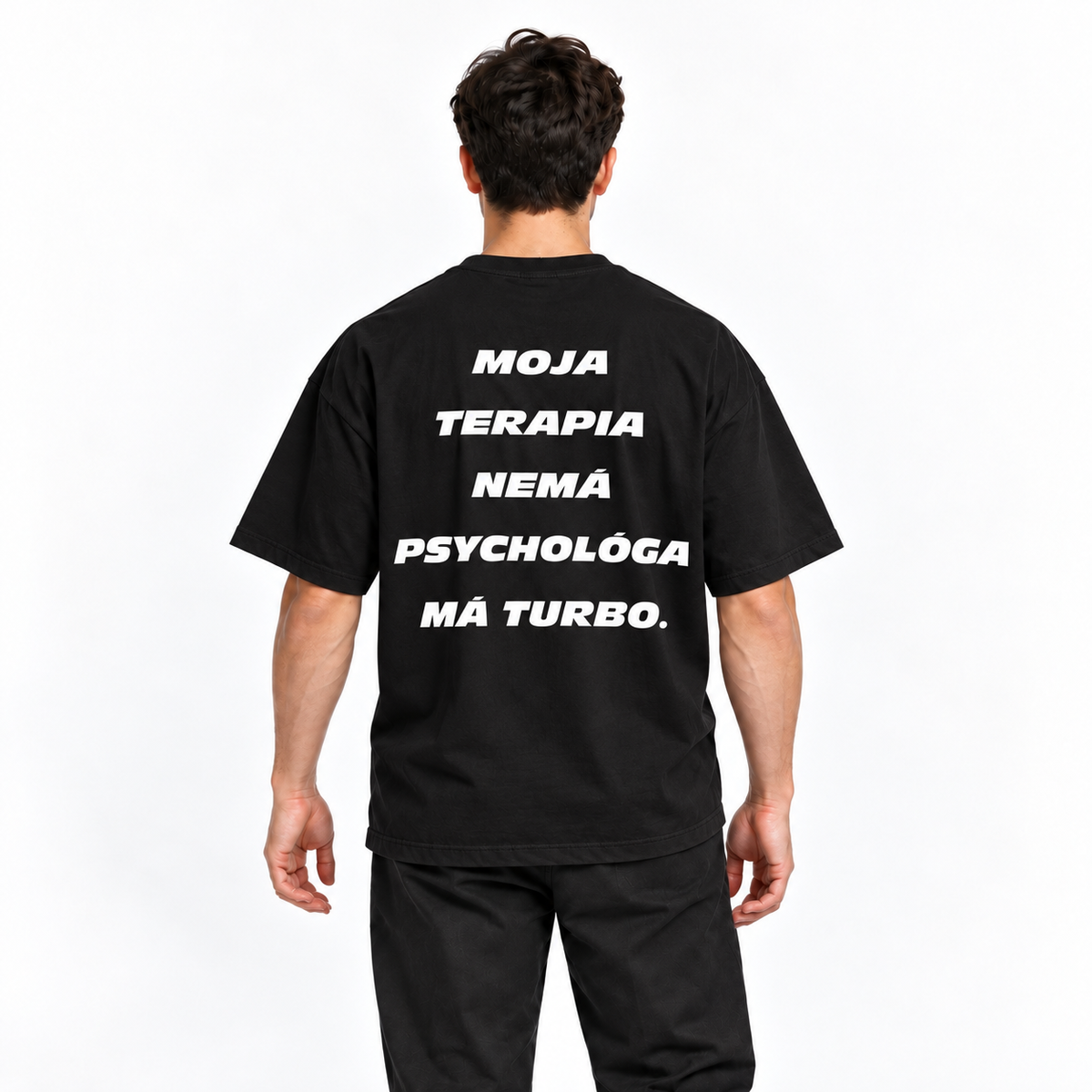 Moja terapia nemá psychológa, má turbo – čierne oversized tričko na postave, pohľad zozadu
