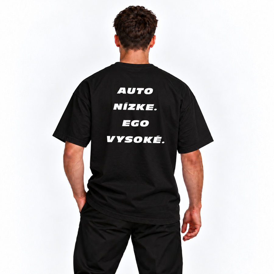 Auto nízke. Ego vysoké – čierne oversized tričko na postave, pohľad zozadu