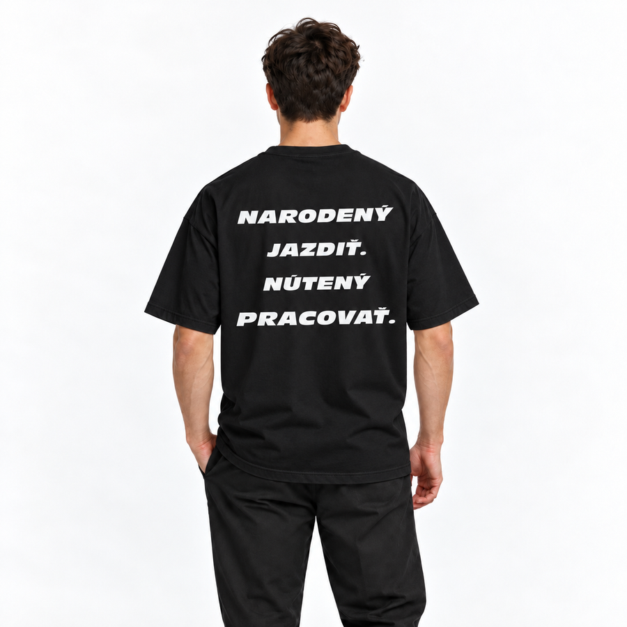 Narodený jazdiť. Nútený pracovať – čierne oversized tričko na postave, pohľad zozadu