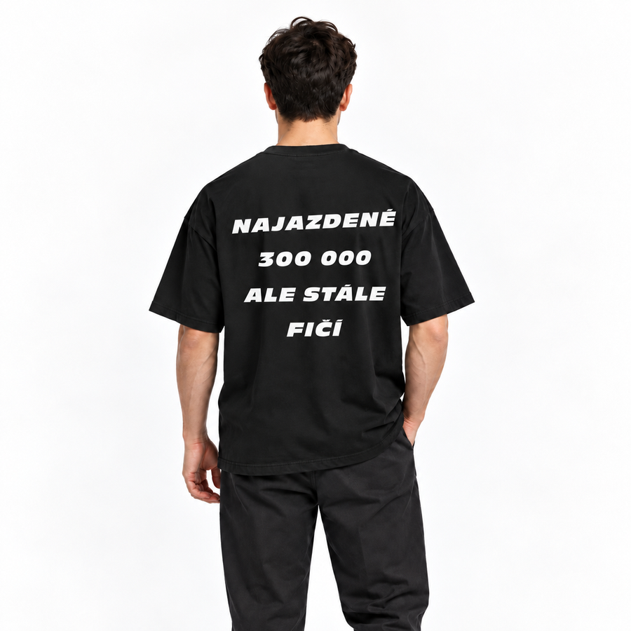 Oversized tričko na modeli – zadná strana