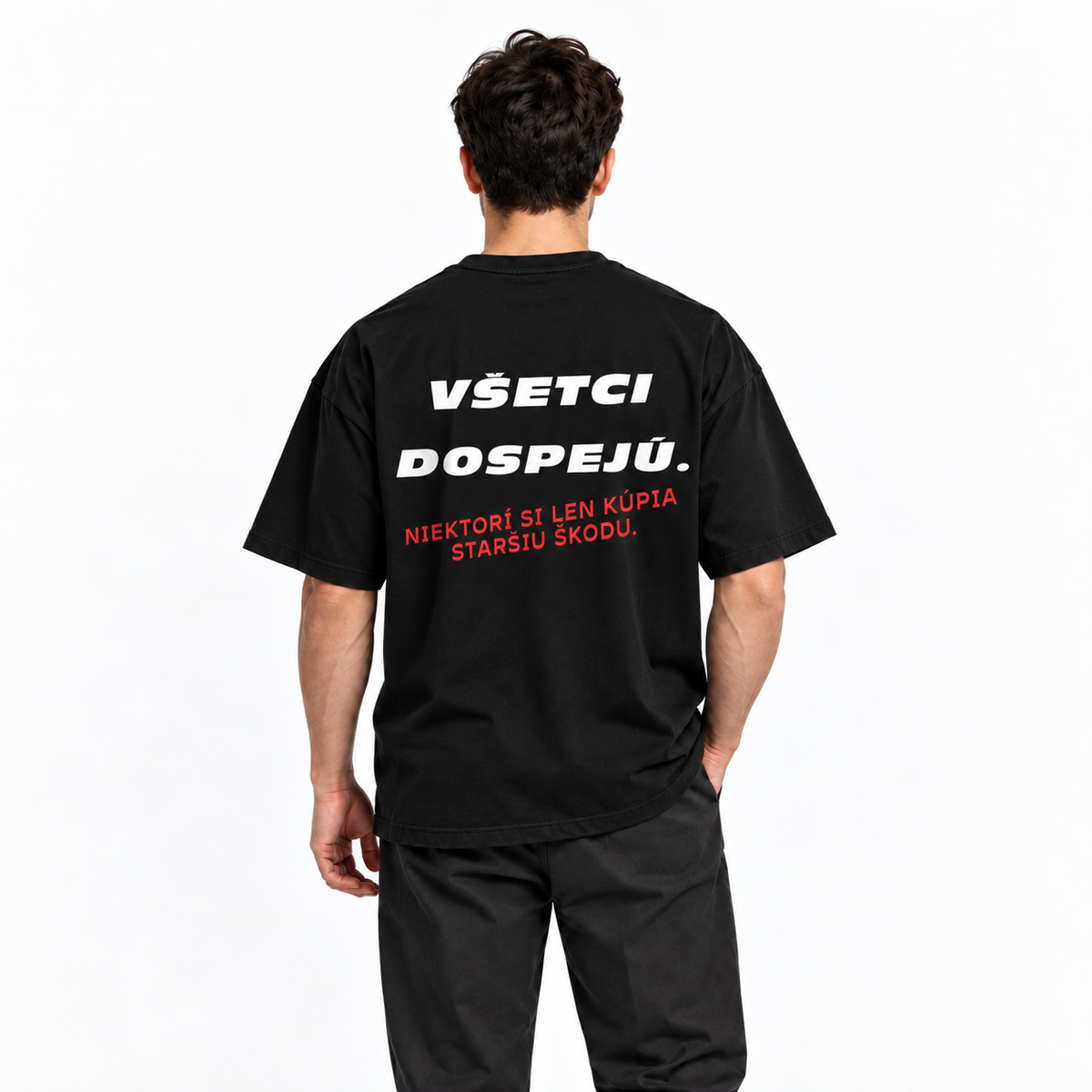 Všetci dospejú – niektorí si len kúpia staršiu Škodu – čierne oversized tričko na postave, pohľad zozadu