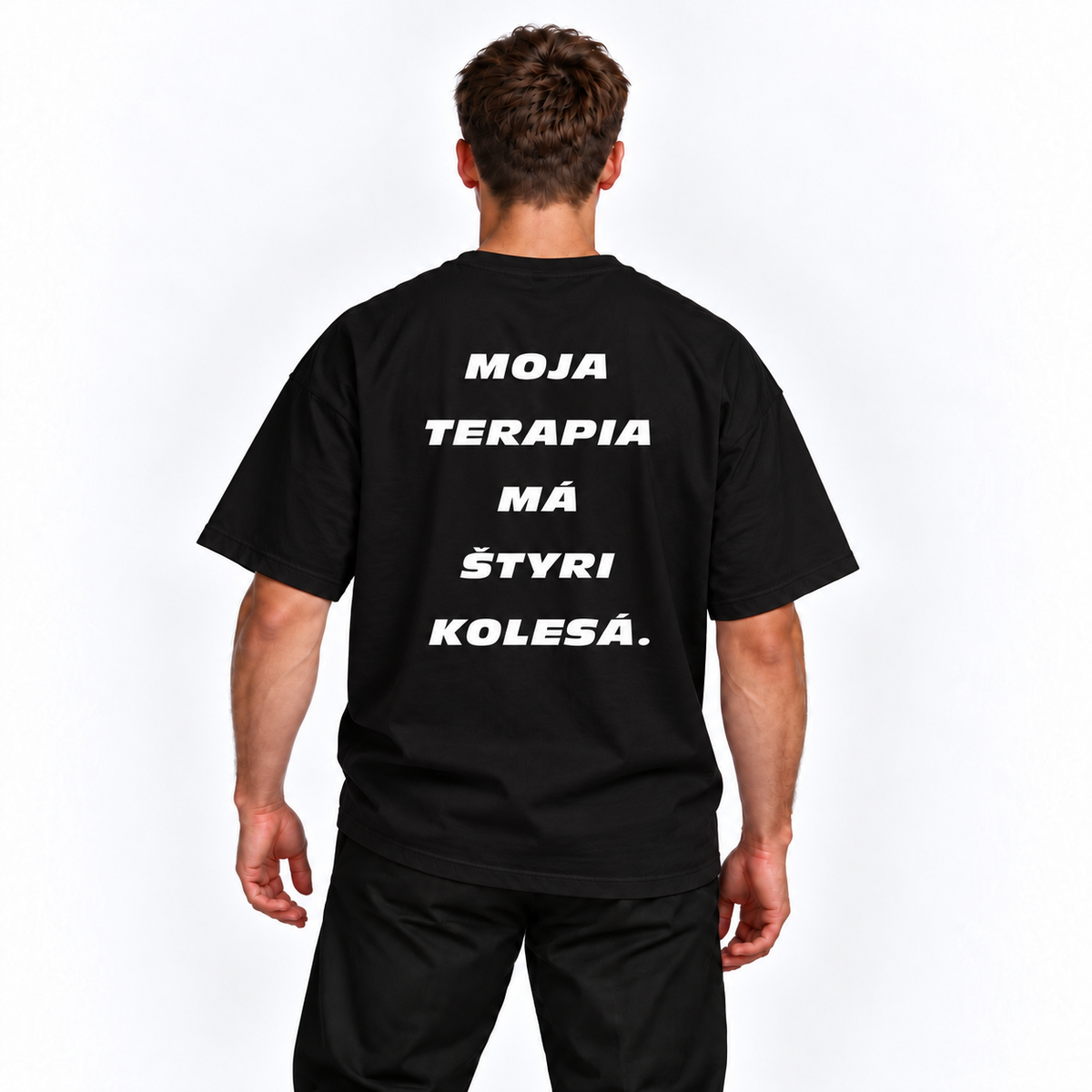 Moja terapia má štyri kolesá – čierne oversized tričko na postave, pohľad zozadu