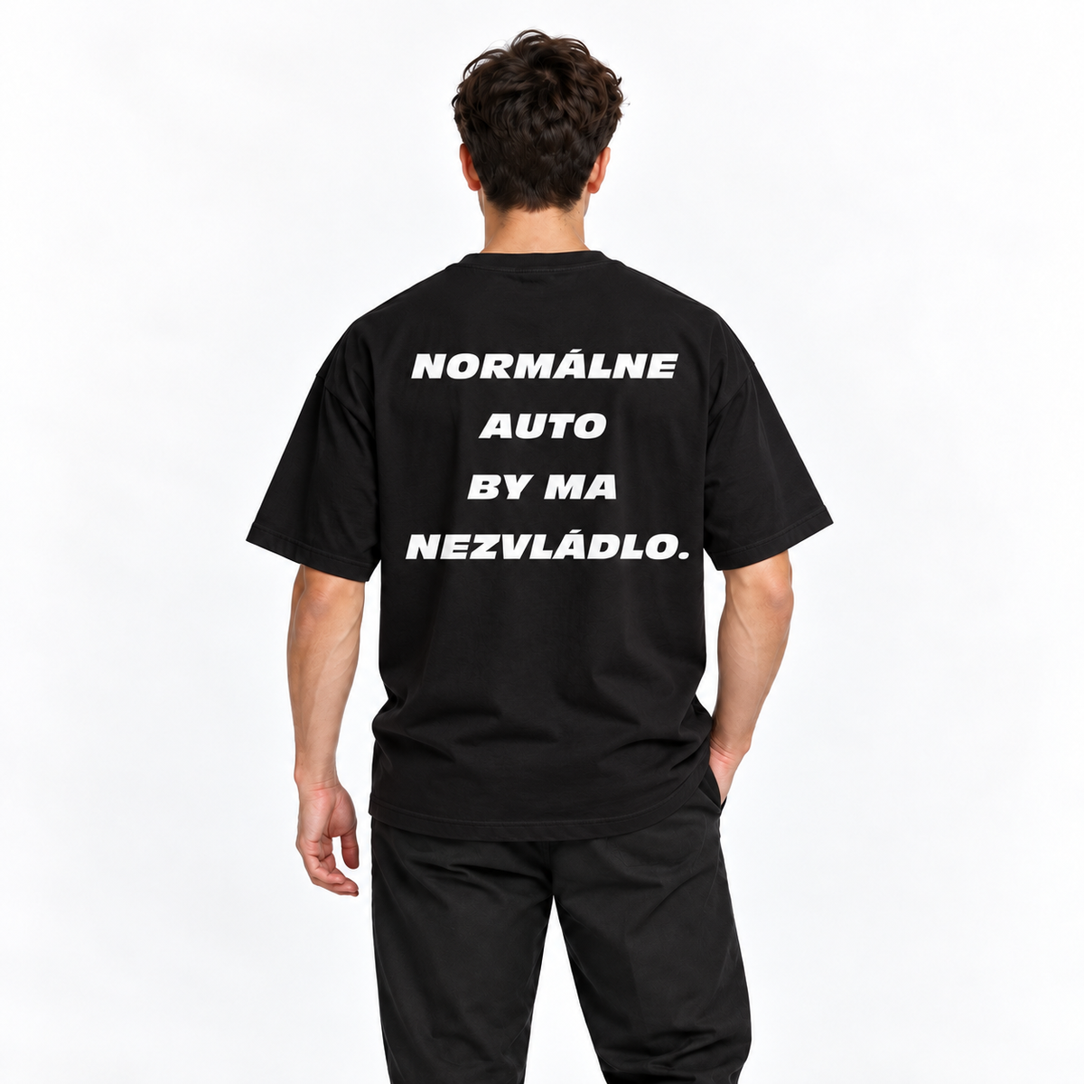 Normálne auto by ma nezvládlo – čierne oversized tričko na postave, pohľad zozadu