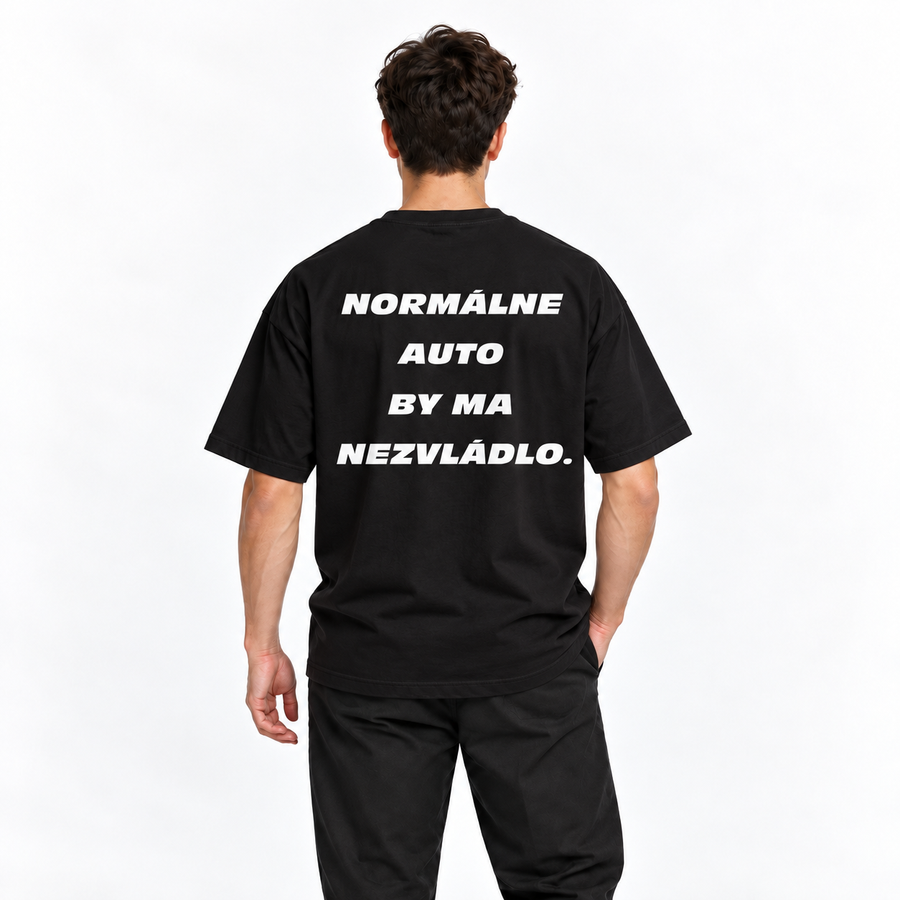Normálne auto by ma nezvládlo – čierne oversized tričko na postave, pohľad zozadu