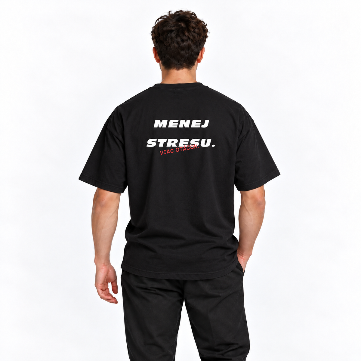 Menej stresu. Viac otáčok – čierne oversized tričko na postave, pohľad zozadu