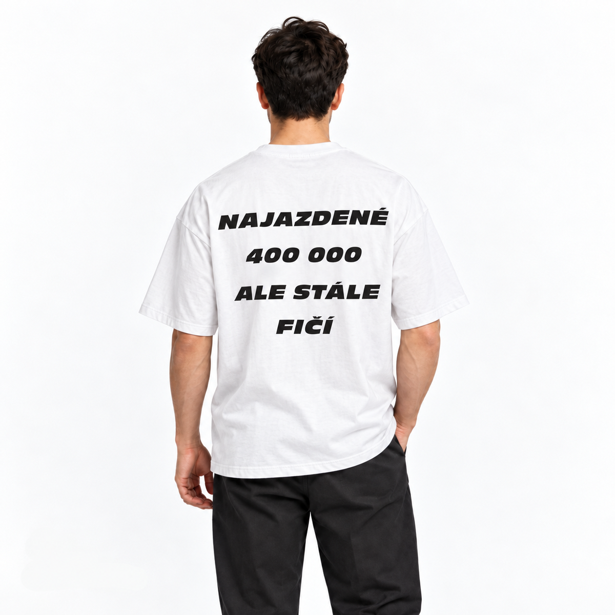 Najazdené 400 000, ale stále fičí – biele oversized tričko na postave, pohľad zozadu