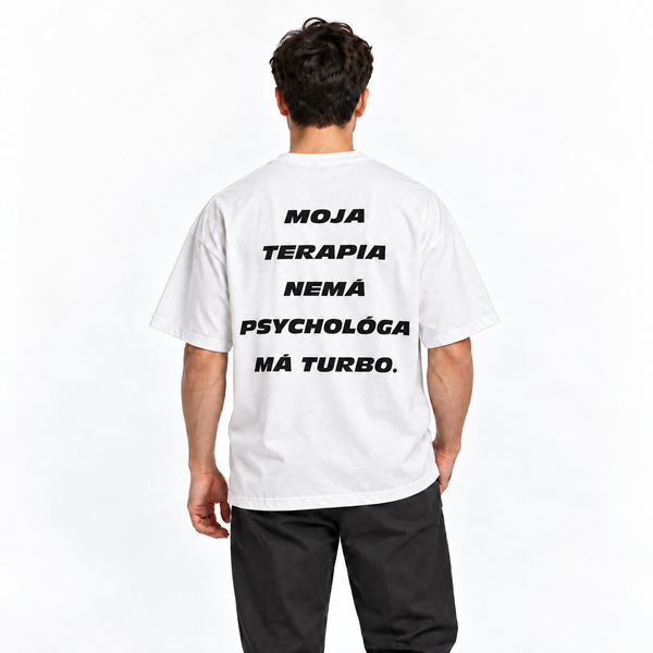 Moja terapia nemá psychológa, má turbo – biele oversized tričko na postave, pohľad zozadu
