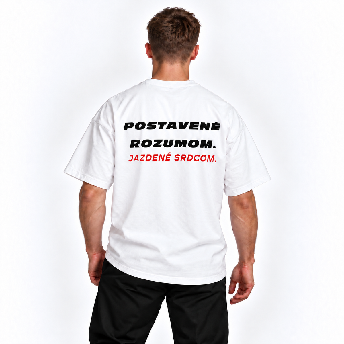 Postavené rozumom. Jazdené srdcom – biele oversized tričko na postave, pohľad zozadu