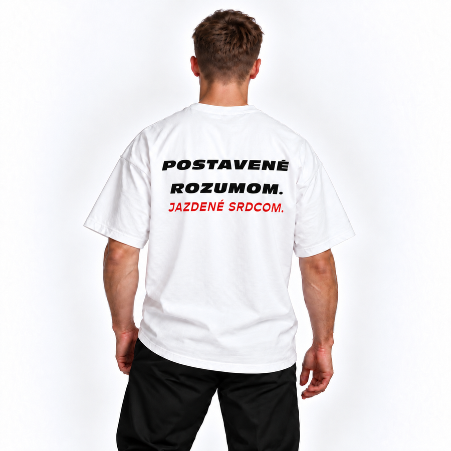 Postavené rozumom. Jazdené srdcom – biele oversized tričko na postave, pohľad zozadu