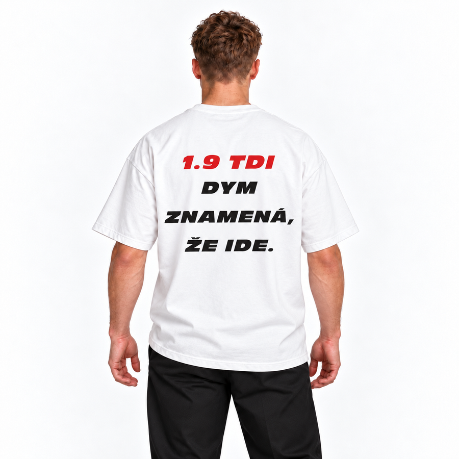 1.9 TDI – dym znamená, že ide – biele oversized tričko na postave, pohľad zozadu