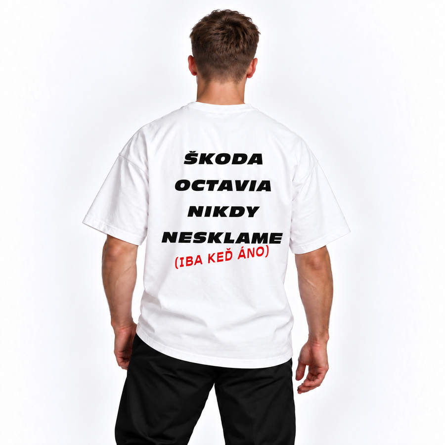 Škoda Octavia nikdy nesklame – iba keď áno – biele oversized tričko na postave, pohľad zozadu