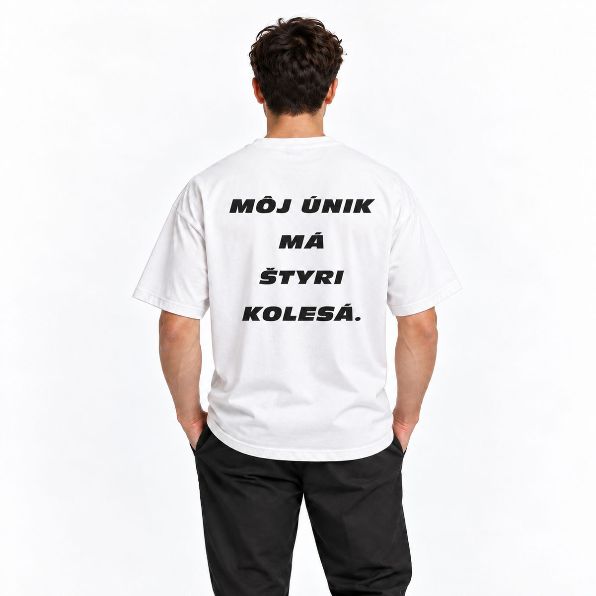 Môj únik má štyri kolesá – biele oversized tričko na postave, pohľad zozadu