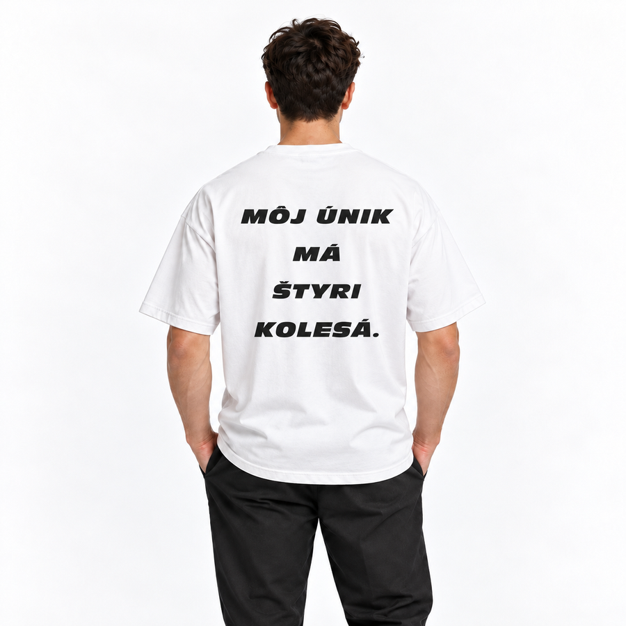 Môj únik má štyri kolesá – biele oversized tričko na postave, pohľad zozadu