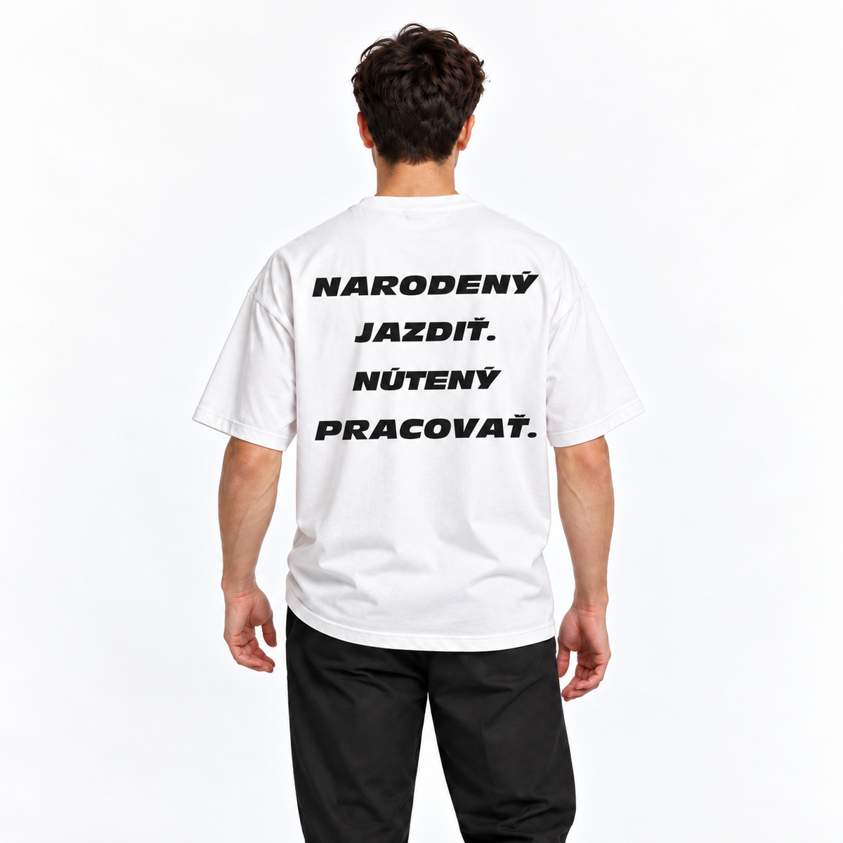 Narodený jazdiť. Nútený pracovať – biele oversized tričko na postave, pohľad zozadu
