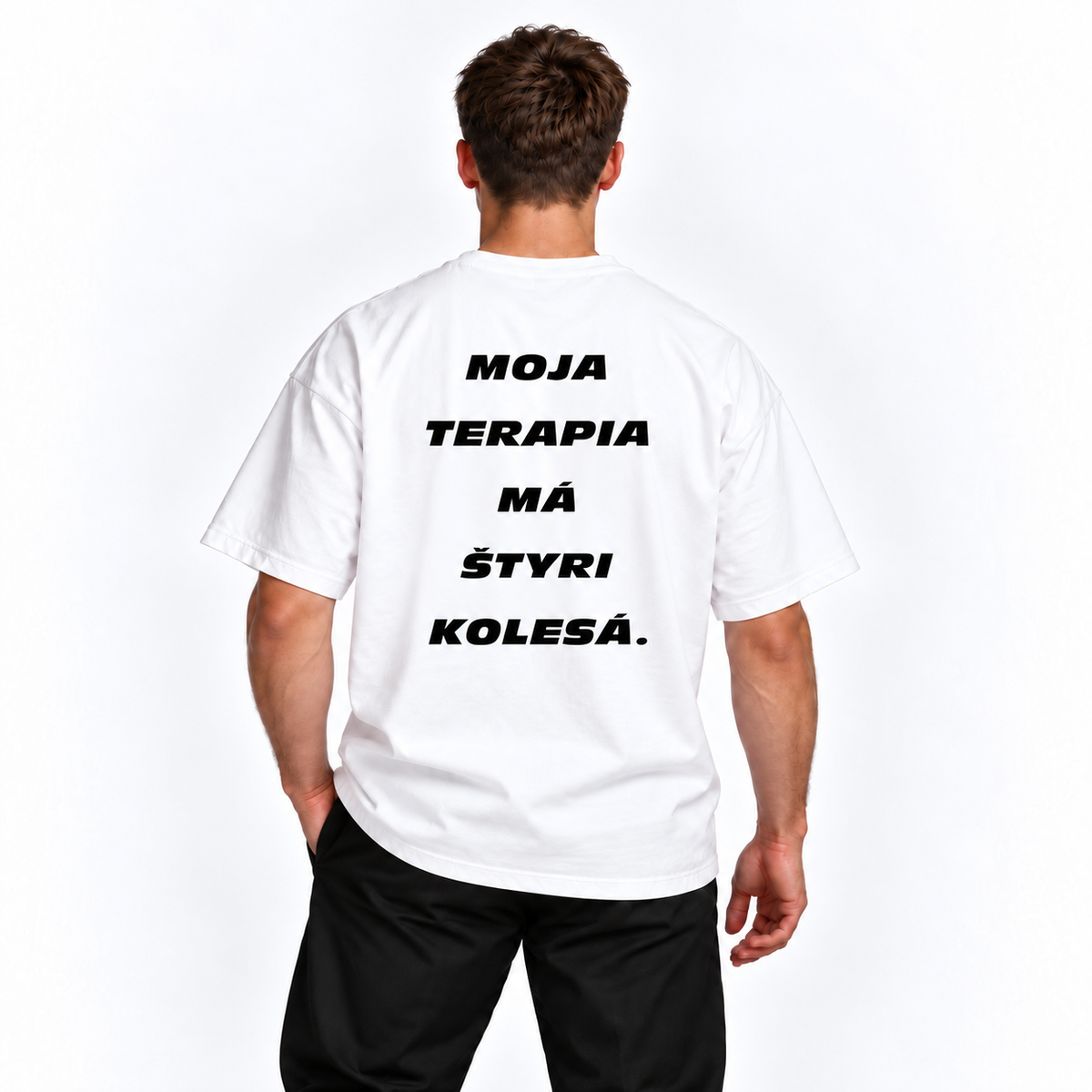 Moja terapia má štyri kolesá – biele oversized tričko na postave, pohľad zozadu