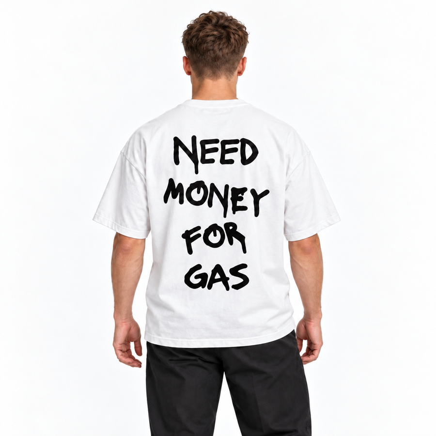 Need Money For Gas – biele oversized tričko na postave, pohľad zozadu