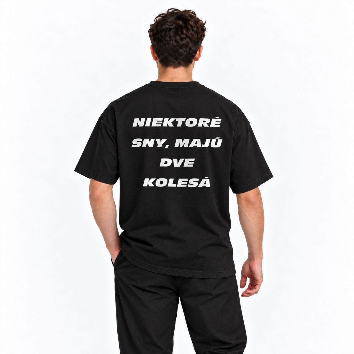 Niektoré sny majú dve kolesá – čierne oversized tričko na postave, pohľad zozadu