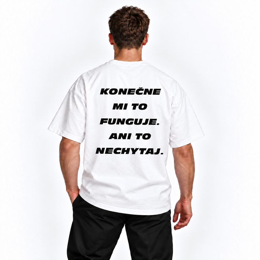 Konečne mi to funguje. Ani to nechytaj – biele oversized tričko na postave, pohľad zozadu