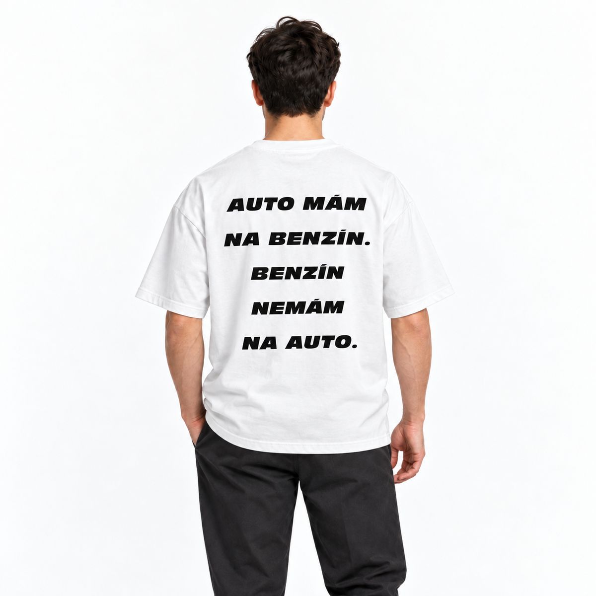 Auto mám na benzín. Benzín nemám na auto – biele oversized tričko na postave, pohľad zozadu