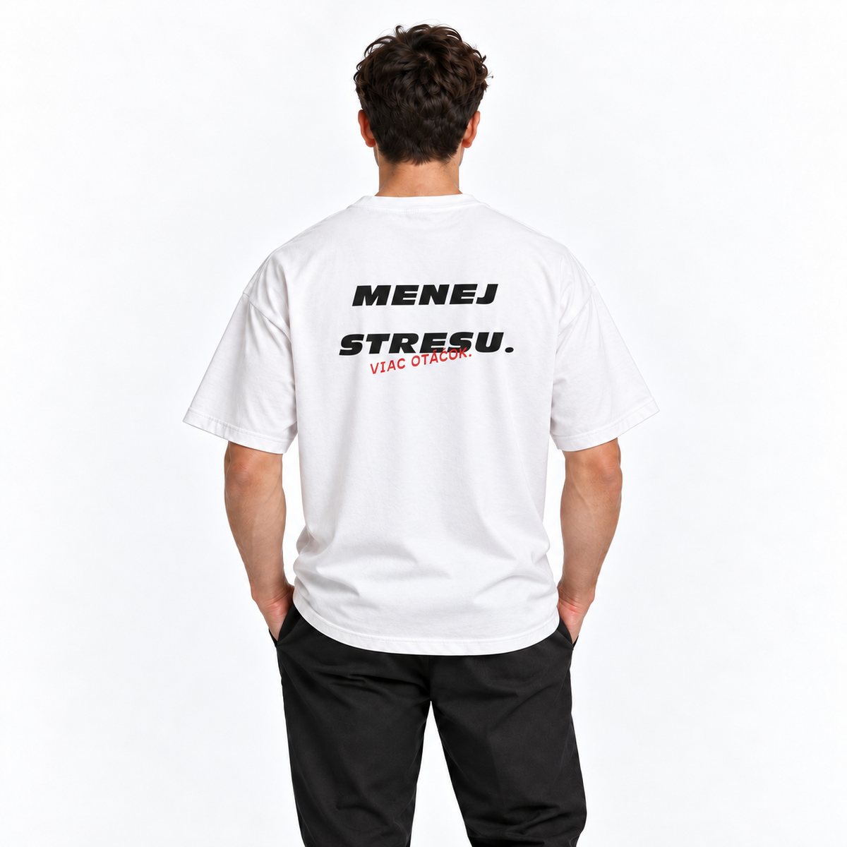 Menej stresu. Viac otáčok – biele oversized tričko na postave, pohľad zozadu