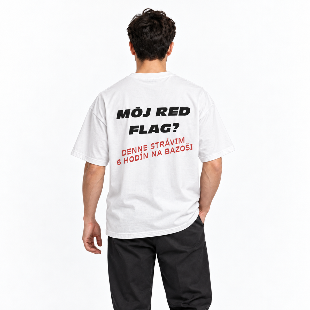 Môj red flag? Denne strávim 6 hodín na Bazoši – biele oversized tričko na postave, pohľad zozadu