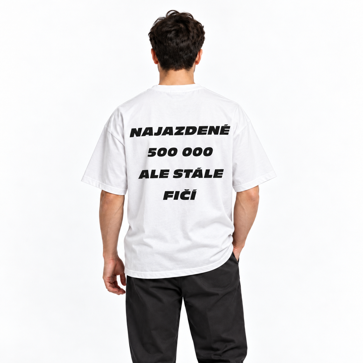 Najazdené 500 000, ale stále fičí – biele oversized tričko na postave, pohľad zozadu