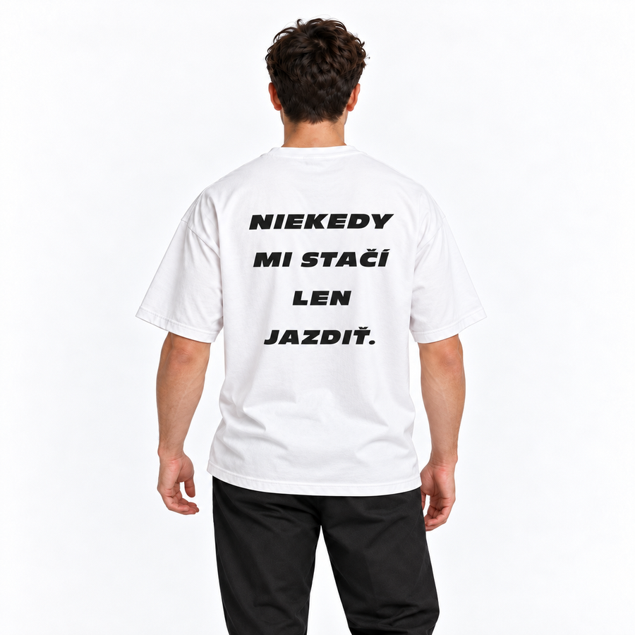 Niekedy mi stačí len jazdiť – biele oversized tričko na postave, pohľad zozadu