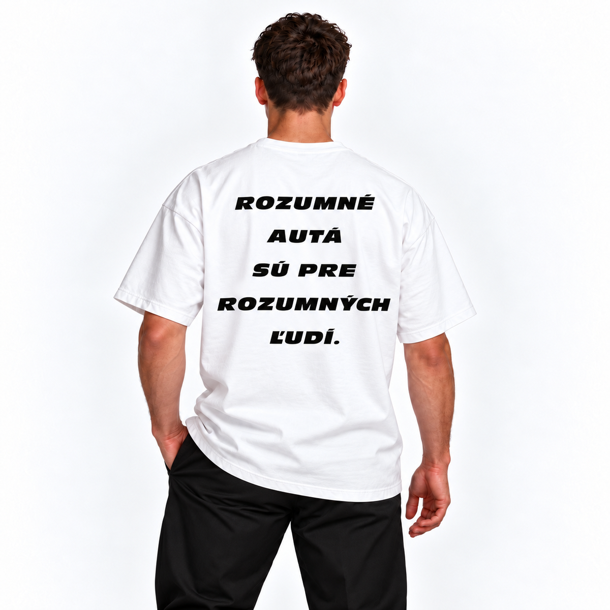 Rozumné autá sú pre rozumných ľudí – biele oversized tričko na postave, pohľad zozadu