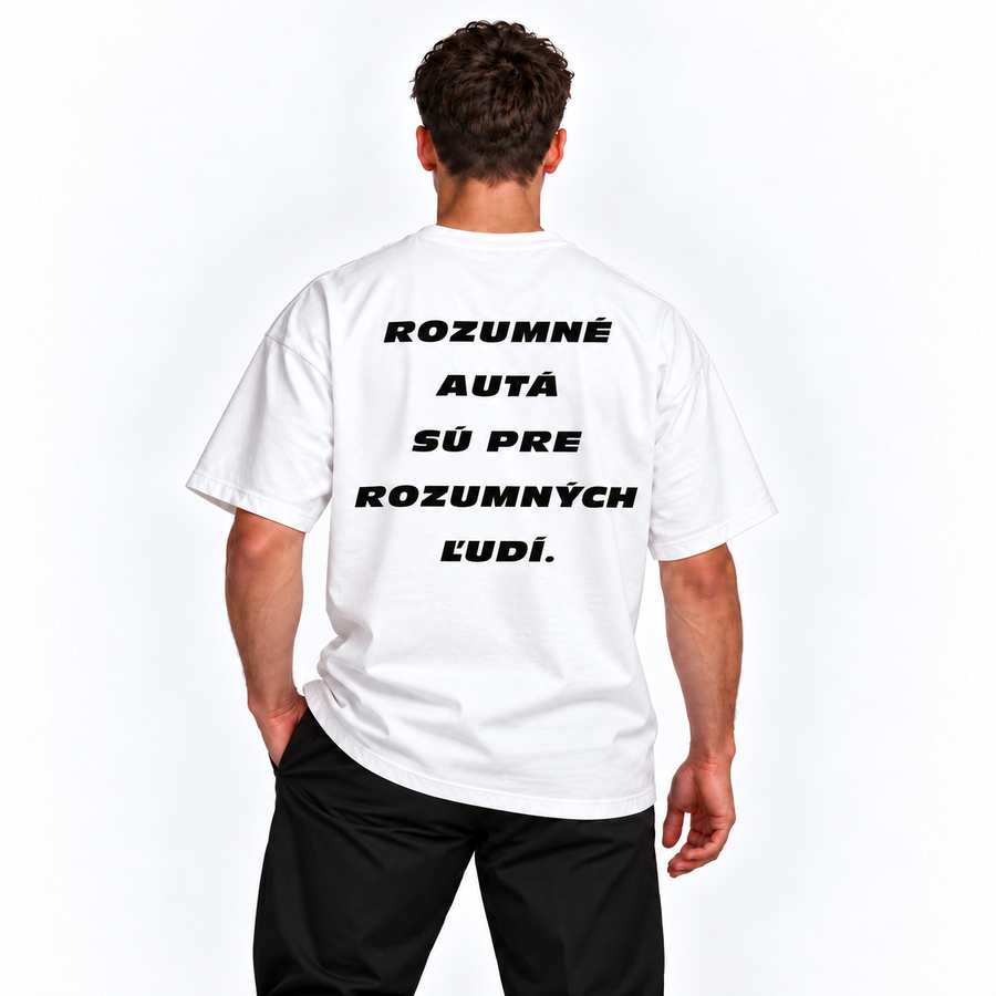 Rozumné autá sú pre rozumných ľudí – biele oversized tričko na postave, pohľad zozadu