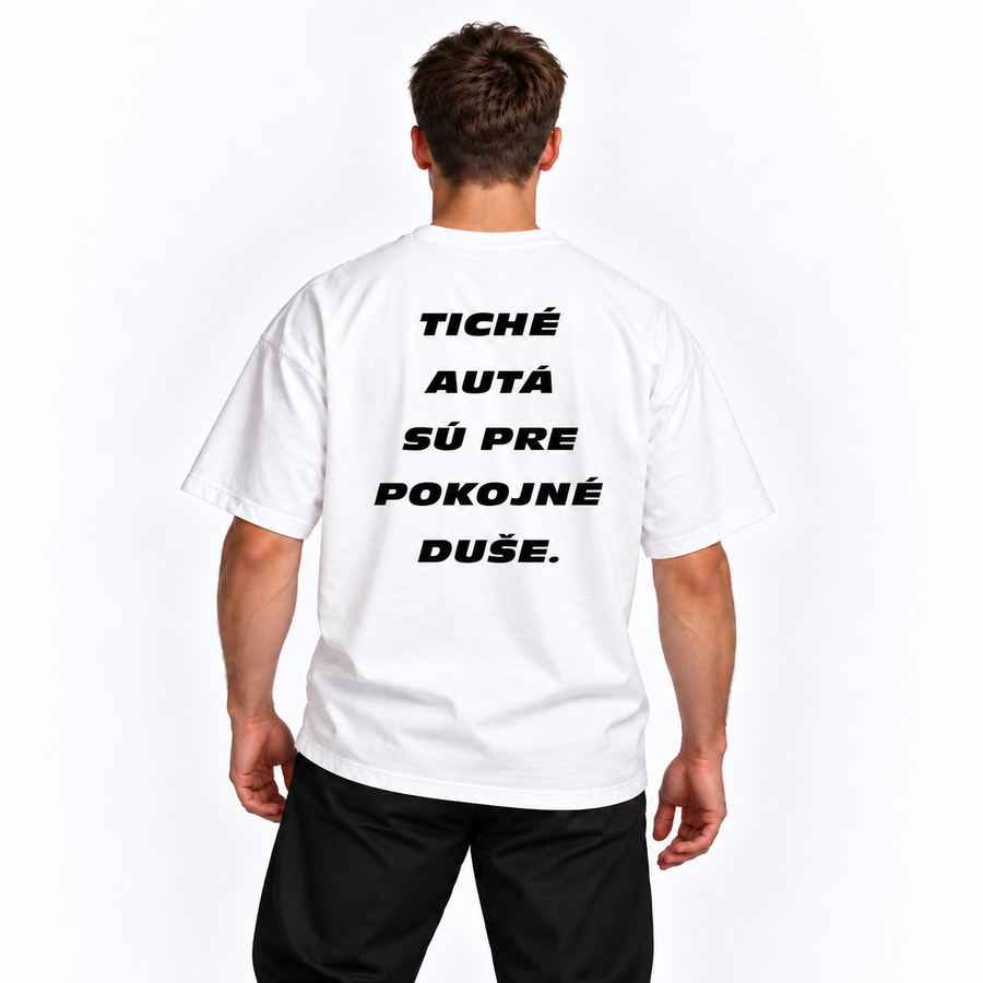 Tiché autá sú pre pokojné duše – biele oversized tričko na postave, pohľad zozadu