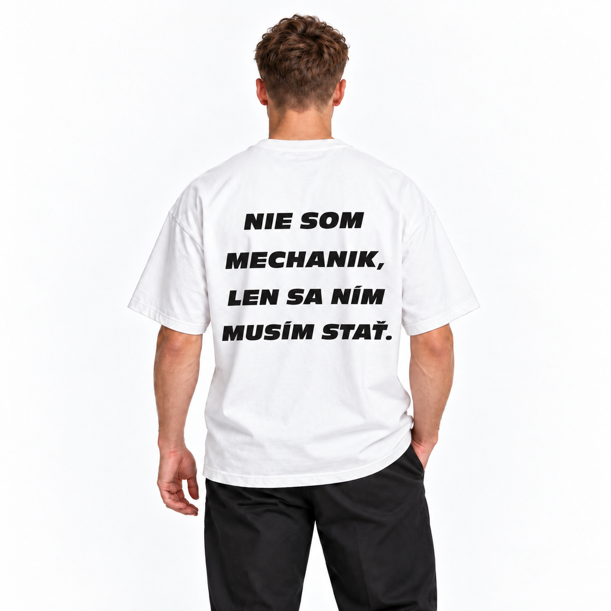 Nie som mechanik, len sa ním musím stať – biele oversized tričko na postave, pohľad zozadu