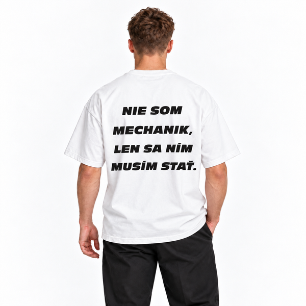 Nie som mechanik, len sa ním musím stať – biele oversized tričko na postave, pohľad zozadu