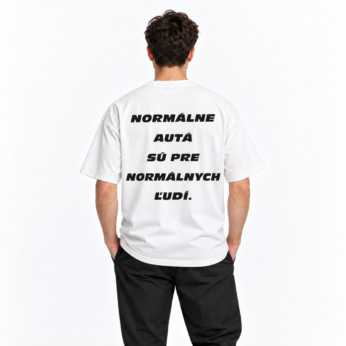 Normálne autá sú pre normálnych ľudí – biele oversized tričko na postave, pohľad zozadu